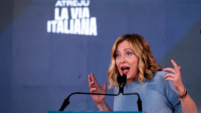 Il presidente del Consiglio Giorgia Meloni durante l’evento di chiusura della manifestazione politica di Fratelli d’ltalia (Fdl), Atreju la via italiana, al Circo Massimo, Roma, 15 dicembre 2024. ANSA/ANGELO CARCONI