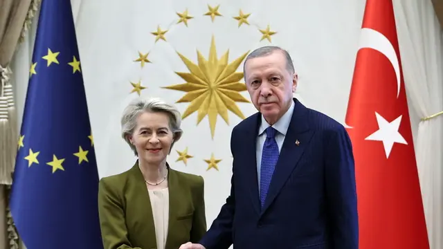 epa11782117 A handout photo made available by the Turkish Presidential press office shows Turkish President Recep Tayyip Erdogan (R) and European Commission President Ursula Von der Leyen (L) posing for a photo during their meeting at the Presidential Palace in Ankara, Turkey, 17 December 2024. EPA/TURKISH PRESIDENTIAL PRESS OFFICE HANDOUT HANDOUT EDITORIAL USE ONLY/NO SALES