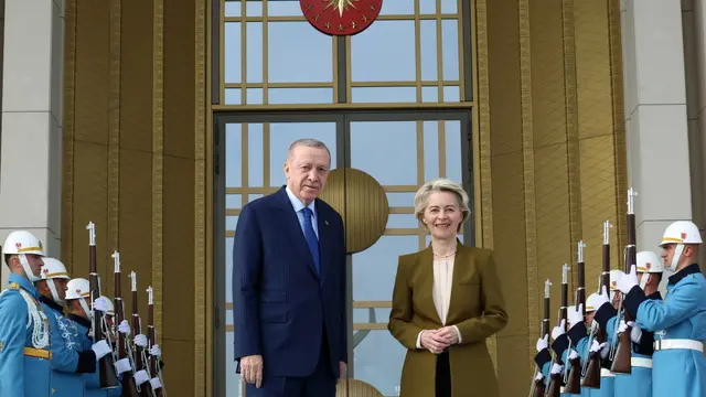 epa11782114 A handout photo made available by the Turkish Presidential press office shows Turkish President Recep Tayyip Erdogan (L) and European Commission President Ursula Von der Leyen (R) posing for a photo during a welcome ceremony before their meeting at the Presidential Palace in Ankara, Turkey, 17 December 2024. EPA/TURKISH PRESIDENTIAL PRESS OFFICE HANDOUT HANDOUT EDITORIAL USE ONLY/NO SALES