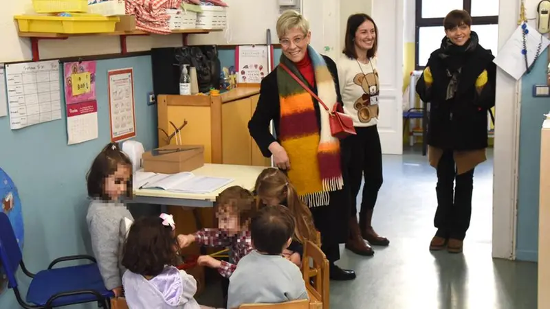 La sindaca Castelletti e l'assessora Frattini in visita in una scuola dell'infanzia - Foto Comune di Brescia/Penocchio