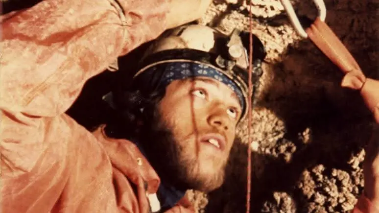 Franco Vinai in una grotta