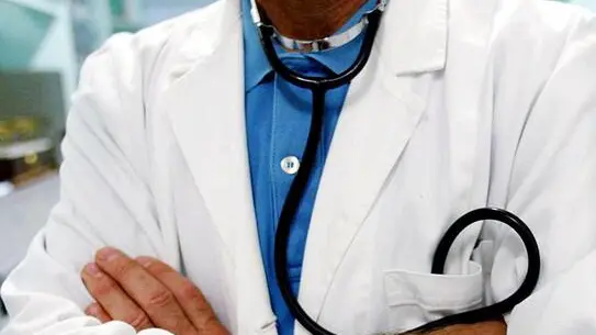 Un medico con lo stetoscopio al collo, in una immagine di archivio. La familiare figura del medico con lo stetoscopio intorno al collo sta per sparire, sostituita da un piu' tecnologico iPhone, almeno a giudicare dalla quantita' di dottori che hanno scaricato l'applicazione che monitora il battito cardiaco con il 'melafonino'. Per il Guardian sono almeno 3 milioni i camici bianchi che hanno acquistato il programma su iTunes, e una versione gratuita messa a disposizione la scorsa settimana registra 500 download al giorno. ANSA/FRANCO SILVI