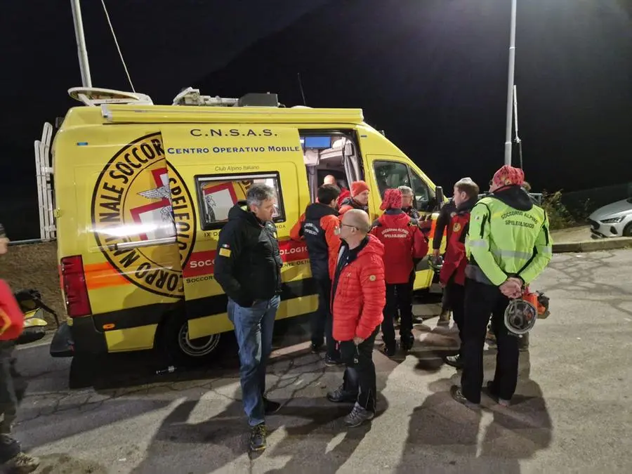 Fermento al campo base dei soccorritori a Fonteno