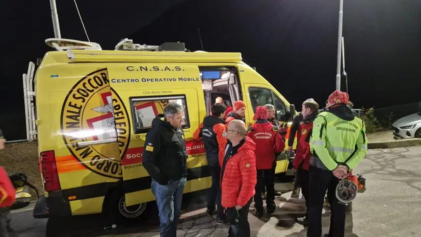 Fermento al campo base dei soccorritori a Fonteno