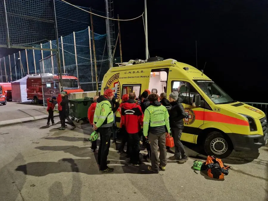 Fermento al campo base dei soccorritori a Fonteno