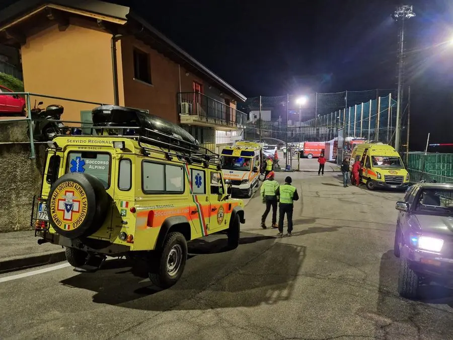 Fermento al campo base dei soccorritori a Fonteno