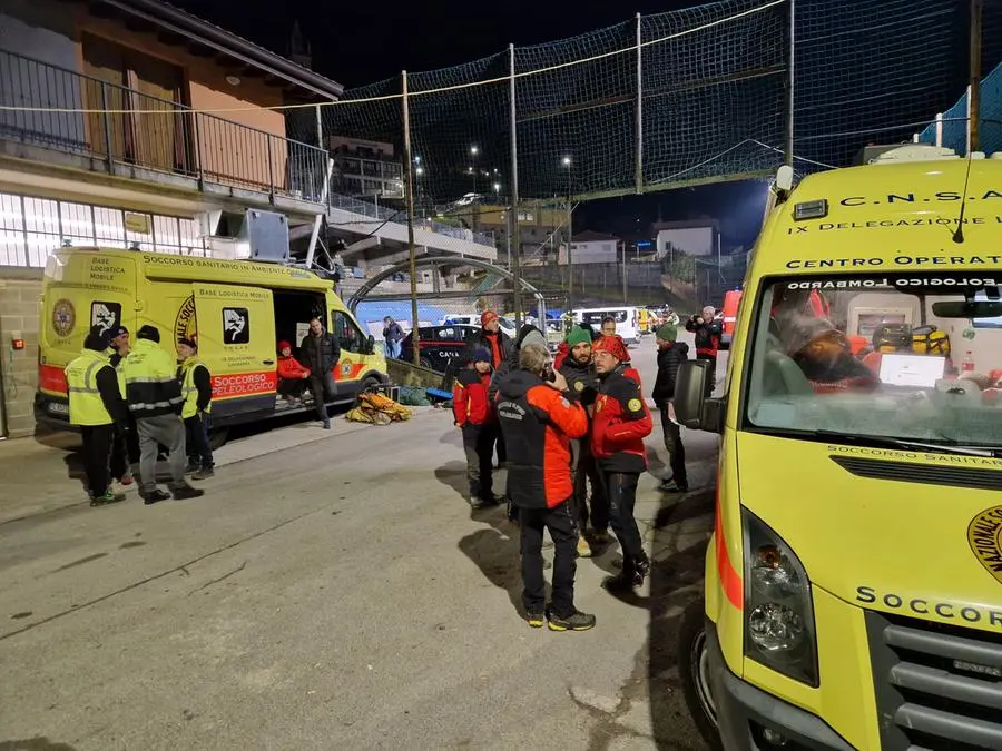 Fermento al campo base dei soccorritori a Fonteno