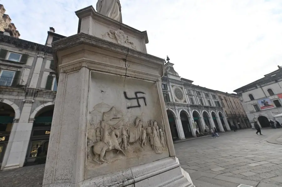 Le svastiche comparse in centro a Brescia