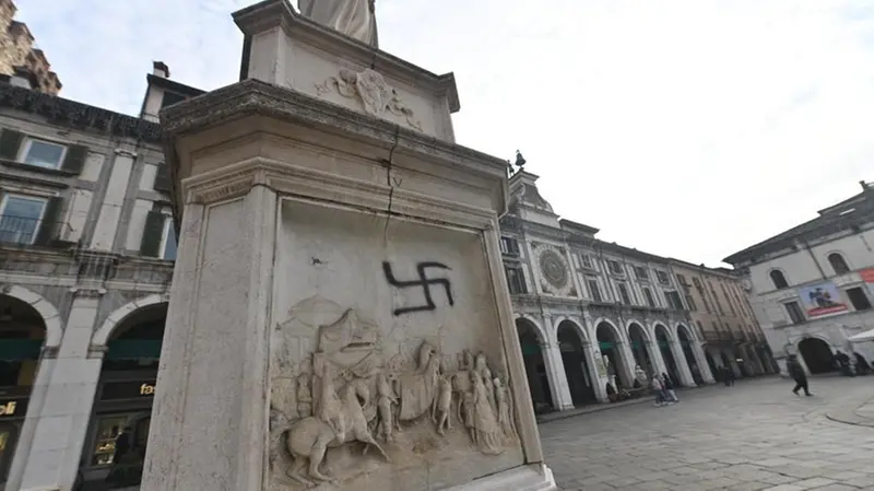 Le svastiche comparse in centro a Brescia