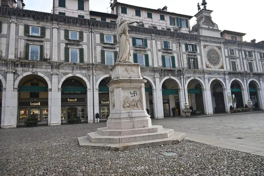 Le svastiche comparse in centro a Brescia