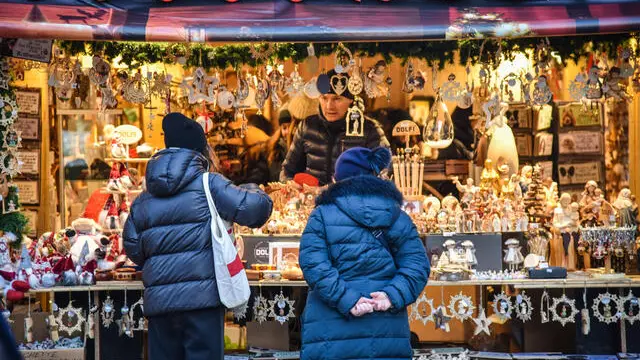 Persone in centro per Natale - © www.giornaledibrescia.it