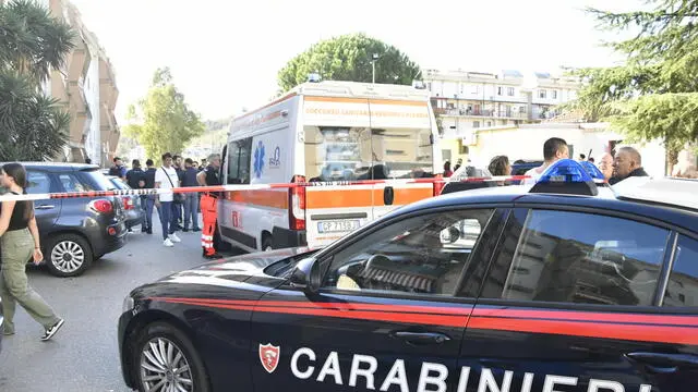 I rilievi dei carabinieri nel luogo in cui un poliziotto avrebbe ucciso un giovane a Crotone, nel quartiere "Lampanaro", 7 ottobre 2024 L'agente é rimasto ferito in modo grave. ANSA/ GIUSEPPE PIPITA