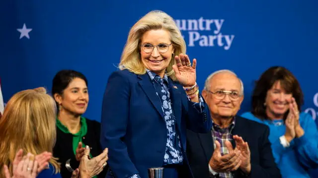 epa11673393 Former Republican Congresswoman Liz Cheney arrives at a presidential campaign event for US Vice President and Democratic presidential candidate Kamala Harris (not pictured) in Malvern, Pennsylvania, USA, 21 October, 2024. Harris and her Republican rival, former US President Donald Trump, are campaigning across the swing state of Pennsylvania in the closing weeks of the presidential election. EPA/JIM LO SCALZO