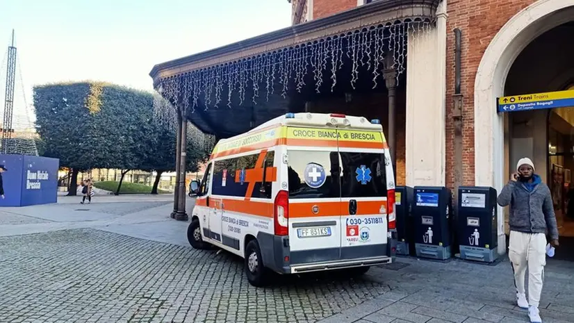 L'ambulanza della Croce Bianca in stazione - © www.giornaledibrescia.it