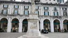 Cinque giorni dopo il corteo di estrema destra che ha generato polemiche e alla vigilia di una manifestazione antifascista indetta per domani in centro città, a Brescia sono comparse nella notte alcune svastiche disegnate sui muri. A essere imbrattati con simboli nazisti sono il muro del liceo Veronica Gambara, il basamento della statua 'Bella Italia' in piazza Loggia - a pochi passi da dove il 28 maggio 1974 esplose la bomba che uccise 8 persone e ne ferì 102 - e una fontana del centro storico. In particolare sul muro del liceo cittadino sono state tracciati una decina di simboli, lungo il tratto di via Trieste, 18 dicembre 2024. ANSA / Filippo Venezia