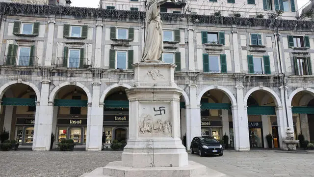 Cinque giorni dopo il corteo di estrema destra che ha generato polemiche e alla vigilia di una manifestazione antifascista indetta per domani in centro città, a Brescia sono comparse nella notte alcune svastiche disegnate sui muri. A essere imbrattati con simboli nazisti sono il muro del liceo Veronica Gambara, il basamento della statua 'Bella Italia' in piazza Loggia - a pochi passi da dove il 28 maggio 1974 esplose la bomba che uccise 8 persone e ne ferì 102 - e una fontana del centro storico. In particolare sul muro del liceo cittadino sono state tracciati una decina di simboli, lungo il tratto di via Trieste, 18 dicembre 2024. ANSA / Filippo Venezia