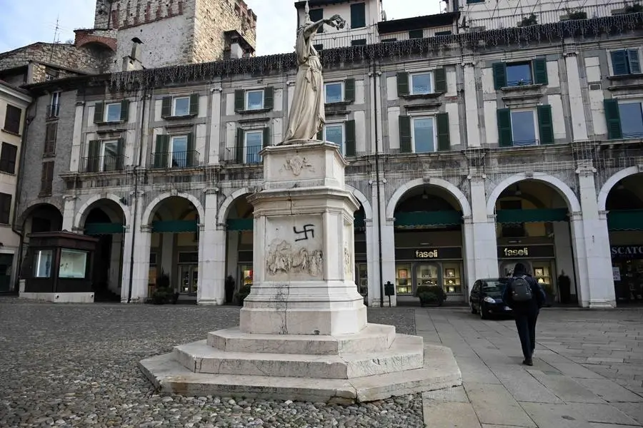 La svastica sul Monumento alla Bella Italia - Foto Marco Ortogni/Neg © www.giornaledibrescia.it