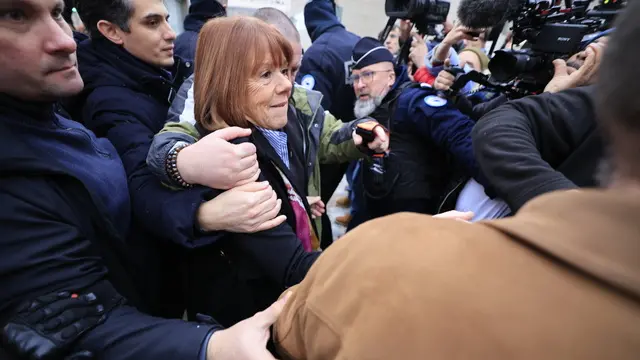 epaselect epa11784898 Gisele Pelicot (C), escorted by her lawyers Stephane Babonneau (L) and policeman arrive at the criminal court where her husband Dominique Pelicot is on trial in Avignon, South of France, 19 December 2024. Judges will hand down verdicts on 51 men in the mass rape trial in which Dominique Pelicot is accused of drugging and raping his then-wife, Gisele Pelicot as well as inviting dozens of men to rape her while she was unconscious at their home in Mazan, France, between 2011 and 2020. EPA/GUILLAUME HORCAJUELO