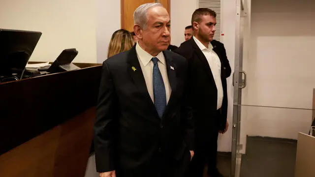 epa11767685 Israeli Prime Minister Benjamin Netanyahu (C) enters the district court at the start of his hearing on corruption charges in Tel Aviv, Israel, 10 December 2024. Benjamin Netanyahu is expected to testify for the first time when his corruption case resumes on 10 December on charges of bribery, fraud and breach of public trust in three separate cases. EPA/MENAHEM KAHANA / POOL