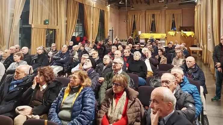 Molta partecipazione al convegno contro il polo logistico a Poncarale - © www.giornaledibrescia.it