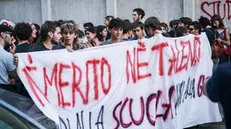 Gli studenti protestano contro il governo controllati dalle forze dell'ordine. polizia. Torino 02 ottobre 2023 ANSA/TINO ROMANO