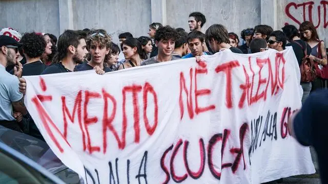 Gli studenti protestano contro il governo controllati dalle forze dell'ordine. polizia. Torino 02 ottobre 2023 ANSA/TINO ROMANO