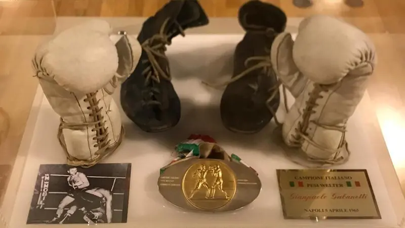 I cimeli esposti oggi nelle sale del Comune di Manerbio - © www.giornaledibrescia.it