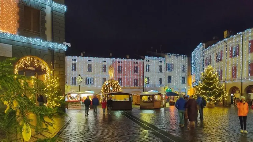 Il centro storico di Iseo addobbato per le feste