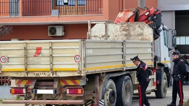 E' di un morto e un ferito grave il bilancio di un incidente sul lavoro avvenuto intorno alle 13 nella zona industriale di Elmas. Secondo una prima ricostruzione dei carabinieri, due operai sono stati schiacciati da un camion in manovra: per uno di loro non c'è stato scampo, il collega invece è stato trasportato dal 118 all'ospedale Brotzu di Cagliari con assegnato un codice rosso. Ai militari dell'Arma e al personale dello Spresal il compito di ricostruire la dinamica esatta dell'incidente e appurare eventuali responsabilità, 18 dicembre 2024. ANSA / Manuel Scordo