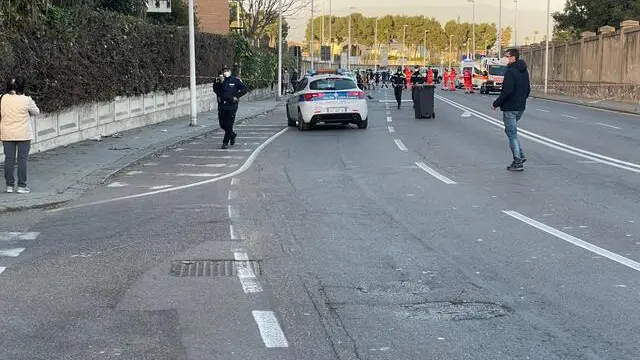 Agenti della Polizia locale effettuano rilievi sul luogo dove un bambino di di 15 mesi sul passeggino è stato investito e ucciso dan un motocilista mentre con la mamma stava attraversando la strada, Cagliari, 1 febbraio 2022. Il motociclista, che subito dopo l'incidente era fuggito senza prestare soccorso, si è presentato alla Polizia Stradale, ammettendo le sue responsabilità. La giovane donna è rimasta illesa. ANSA