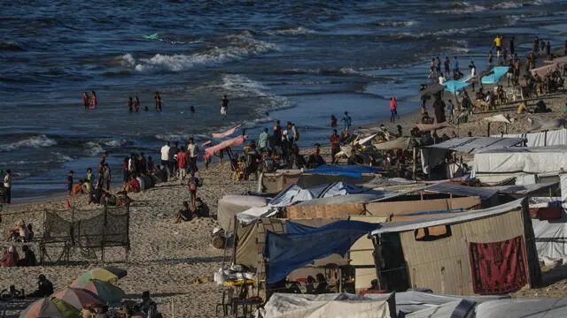 epa11590069 Makeshift shelters and tents of internally displaced Palestinians, who fled from the northern Gaza Strip and Rafah city, are seen along the beach of Deir Al Balah, central Gaza Strip, 06 September 2024. The mayor of Deir Al-Balah announced that the city is currently housing one million displaced people across more than 200 camps. Since 07 October 2023, up to 1.7 million people, or more than 75 percent of the population, have been displaced throughout the Gaza Strip, some more than once, in search of safety, according to the United Nations Relief and Works Agency for Palestine Refugees in the Near East (UNRWA), which added that the Palestinian enclave is 'on the brink of famine', with 1.1 million people (half of its population) 'experiencing catastrophic food insecurity' due to the conflict and restrictions on humanitarian access. EPA/MOHAMMED SABER