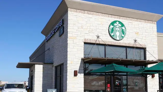 epa11012340 Customers line up at a drive thru at a Starbucks in Austin, Texas, USA, 05 December 2023. Starbucks has suffered with 11 straight days of losses as sales have dropped. The stock has dropped 1.6 percent giving the company close to a $12 billion decline in the market value. EPA/ADAM DAVIS