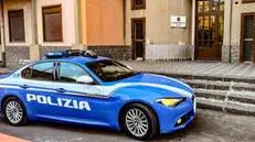 Auto della polizia davanti la sede del commissariato di Adrano