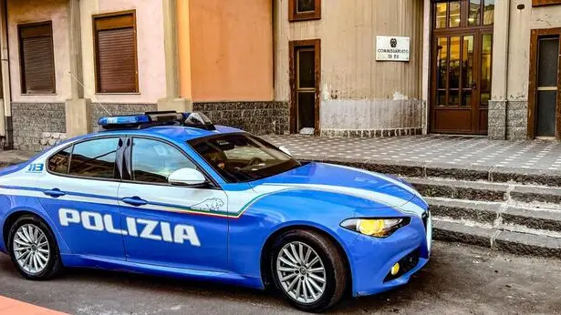 Auto della polizia davanti la sede del commissariato di Adrano