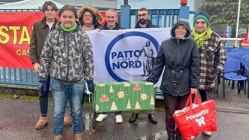 I membri del Patto del Nord con i dipendenti della Stanadyne © www.giornaledibrescia.it