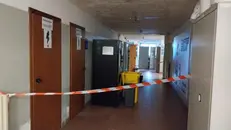 Un corridoio della scuola inagibile © www.giornaledibrescia.it