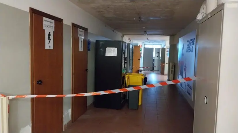 Un corridoio della scuola inagibile © www.giornaledibrescia.it