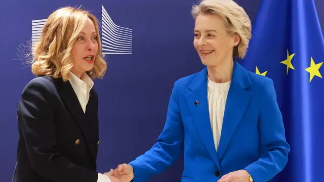 epa11786678 European Commission President Ursula Von der Leyen (R) welcomes Italian Prime Minister Giorgia Meloni (L) ahead of a meeting in Brussels, Belgium, 20 December 2024. EPA/OLIVIER HOSLET