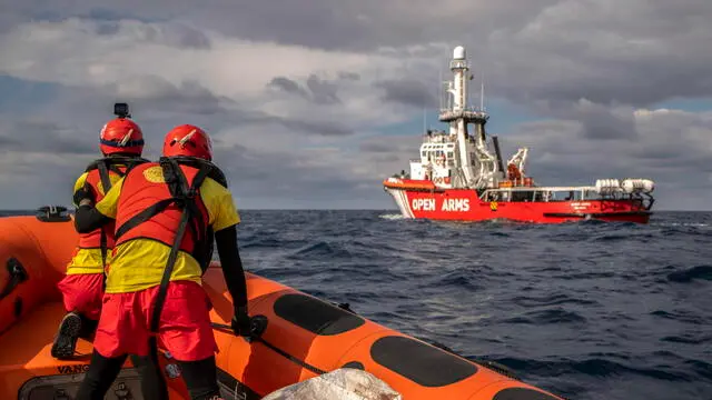 epa11046899 Members and volunteers of the ship Open Arms carry out a practice maneuver during mission 107, the Christmas mission, in Spain, 28 December 2023. EPA/BRAIS LORENZO