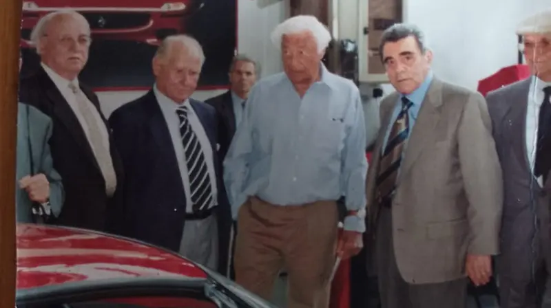 Il gruppo della guerra in Africa davanti a una Ferrari