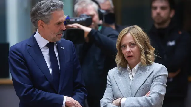 epa11785100 Dutch Prime Minister Dick Schoof (L) and Italian Prime Minister Giorgia Meloni (R) talk during the EU Summit in Brussels, Belgium, 19 December 2024. EU leaders are meeting in Brussels to discuss Ukraine, the EU in the world, the Middle East, resilience and preparedness, migration, and foreign policy issues. EPA/OLIVIER HOSLET