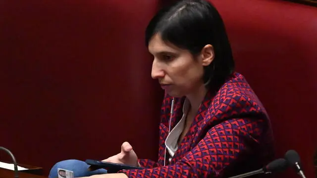 Elly Schlein nell'Aula di Montecitorio nel corso del seguito della discussione e votazioni degli ordini del giorno al disegno di legge sul bilancio di previsione dello Stato per l'anno finanziario 2025 e bilancio pluriennale per il triennio 2025-2027, Roma 20 dicembre 2024. ANSA/MAURIZIO BRAMBATTI