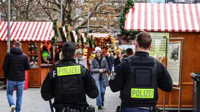 epa11754609 Police walk at the Breitscheidplatz Square Christmas market in Berlin, Germany, on 03 December 2024. German Interior Minister Nancy Faeser has called for caution at Christmas markets amid warnings from security officials. While no concrete threats exist, authorities note the events could be potential targets for Islamist groups. EPA/FILIP SINGER