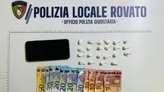 Le dosi e la droga trovate nell'auto dell'uomo © www.giornaledibrescia.it