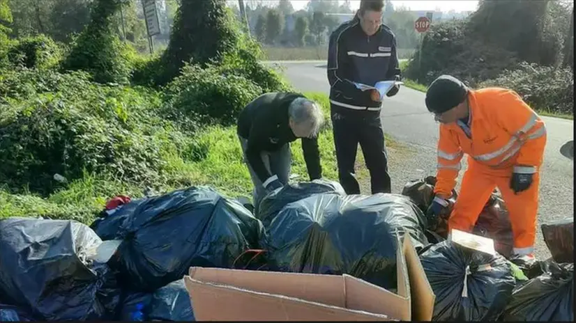 I rifiuti ritrovati il mese scorso dalla Polizia locale che è riuscita a risalita alla persona che li aveva abbandonati © www.giornaledibrescia.it