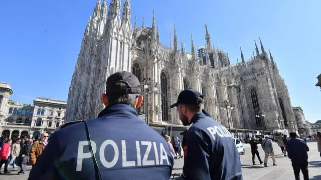 Agenti della Polizia in piazza Duomo a Milano per le celebrazioni del 70mo anniversario della Polizia Stradale.Ansa/Daniel Dal Zennaro