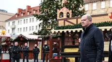 epa11788093 German Chancellor Olaf Scholz (R) visits the scene of a vehicle-ramming attack on the Christmas market in Magdeburg, Germany, 21 December 2024. According to the Magdeburg police, at least two people were confirmed dead, scores were injured, and the suspect, a Saudi national, was taken into custody after he drove a car into a crowd at Magdeburg's Christmas market on 20 December. EPA/FILIP SINGER