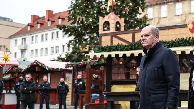 epa11788093 German Chancellor Olaf Scholz (R) visits the scene of a vehicle-ramming attack on the Christmas market in Magdeburg, Germany, 21 December 2024. According to the Magdeburg police, at least two people were confirmed dead, scores were injured, and the suspect, a Saudi national, was taken into custody after he drove a car into a crowd at Magdeburg's Christmas market on 20 December. EPA/FILIP SINGER