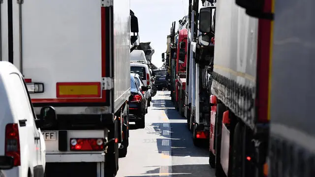 Lunghe code sulla viabilità' ordinaria nella zona del casello di Genova Ovest e Sampierdarena, dove a causa dei varchi portuali per i traghetti congestionati hanno rifatto bloccato la circolazione nella zona. ANSA/LUCA ZENNARO