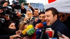 Il leader della lega Matteo Salvini incontra i cittadini a Roma 21 dicembre 2024. ANSA/FABIO FRUSTACI